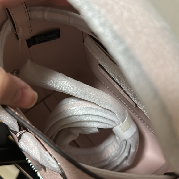 ❌SOLD❌NWT Michael Kors Mercer Pebbled Leather Bucket Bag - Picture 5 of 8